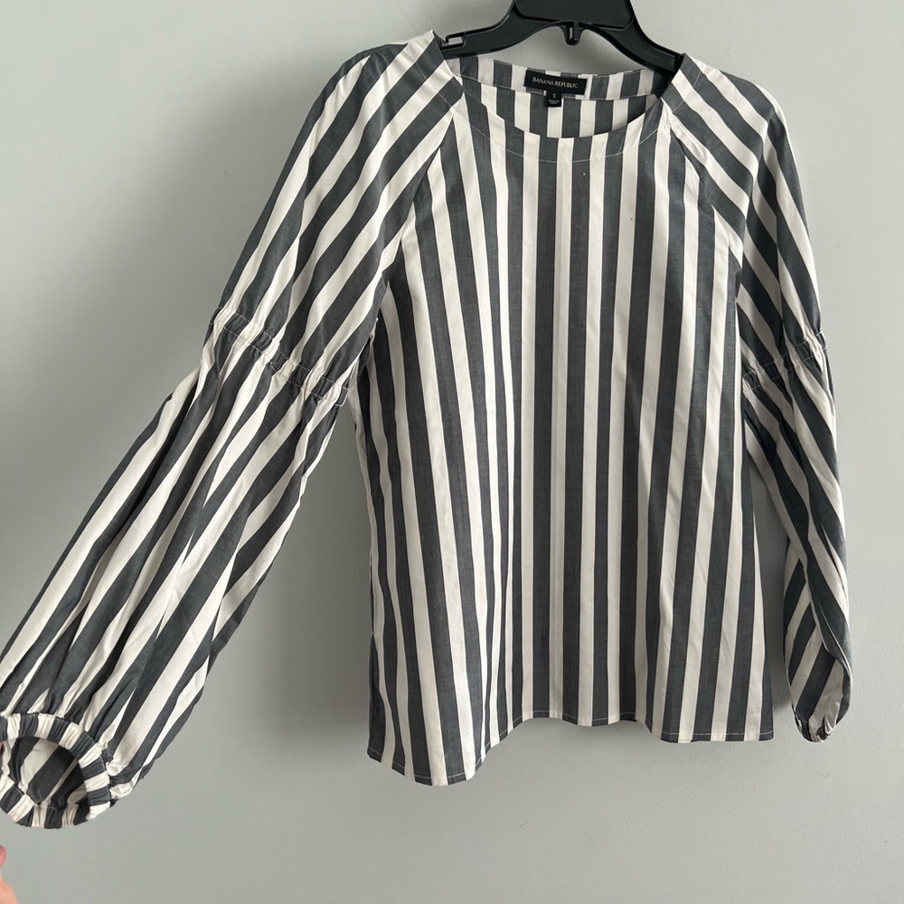 BANANA REPUBLIC Puff Sleeve Striped Blouse | Gray & White | Size Small - Picture 4 of 9